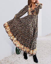 Gebloemd herfstjurkje met V-hals in de kleur Zwart voor dames in stijl ideaal voor de herfst.