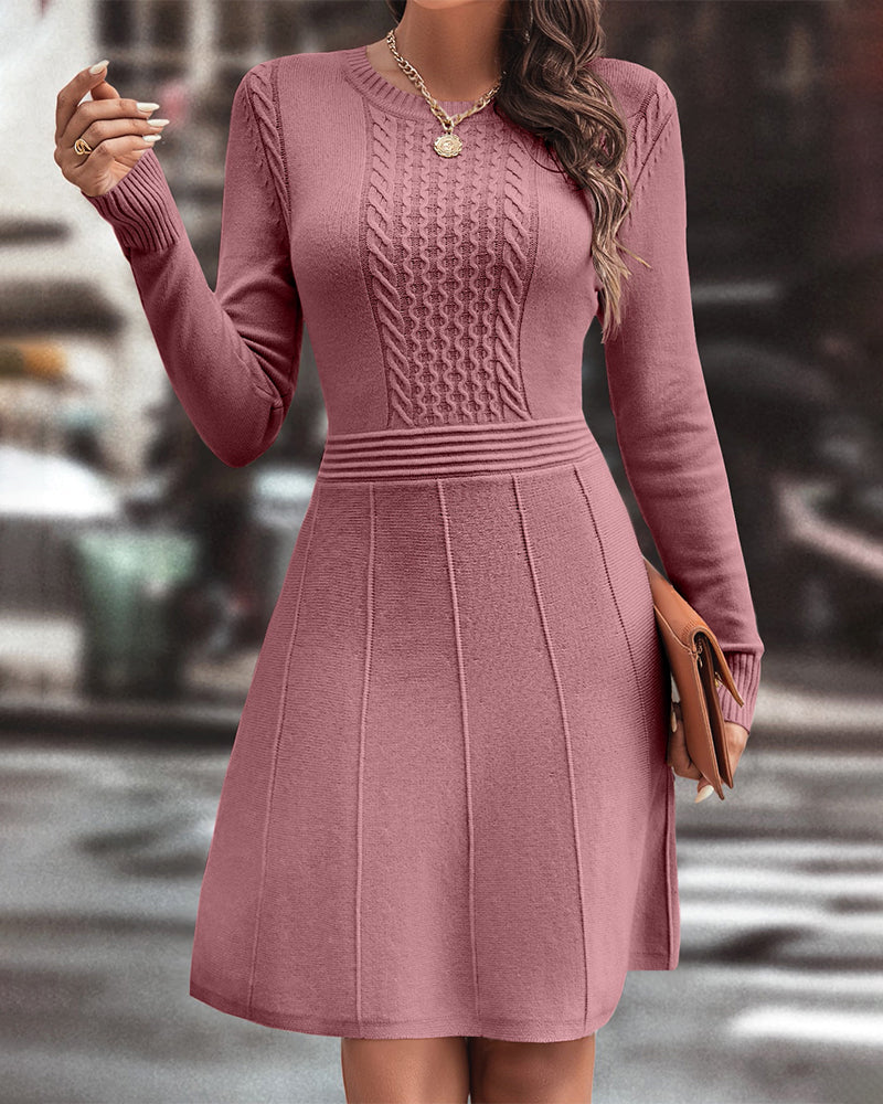 Gebreide jurk met ronde halslijn in de kleur Roze voor dames in stijl ideaal voor de herfst.