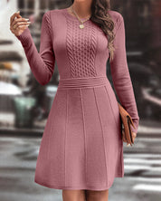 Gebreide jurk met ronde halslijn in de kleur Roze voor dames in stijl ideaal voor de herfst.