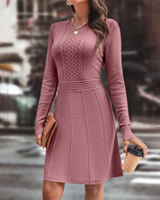 Gebreide jurk met ronde halslijn in de kleur Roze voor dames in stijl ideaal voor de herfst.