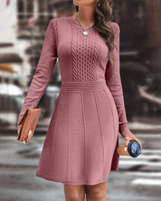 Gebreide jurk met ronde halslijn in de kleur Roze voor dames in stijl ideaal voor de herfst.