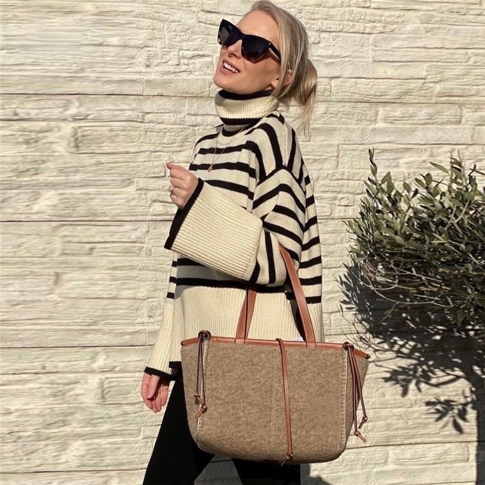 Gestreepte coltrui in de kleur Zwart voor dames in stijl ideaal voor de herfst.