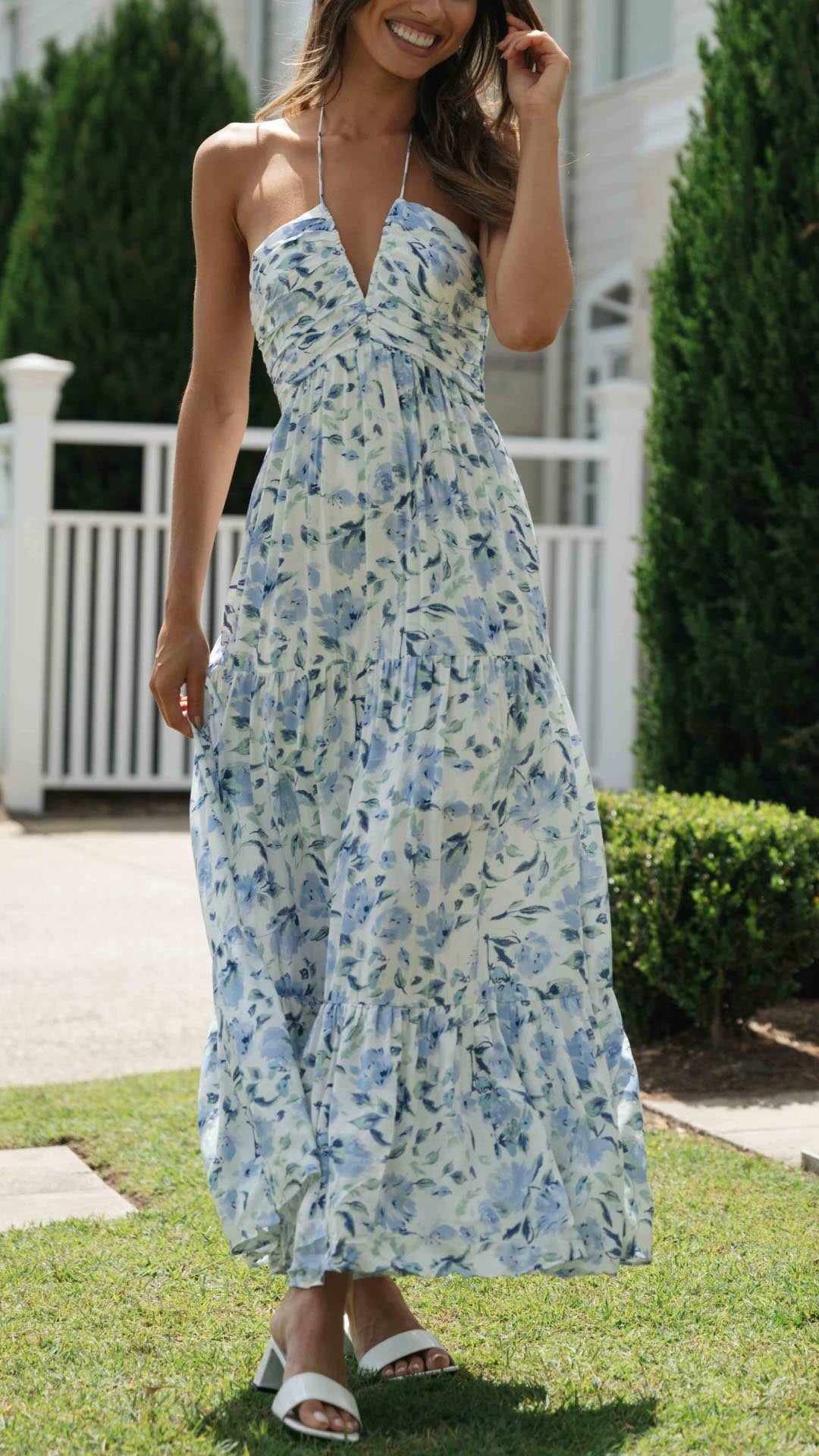 Halternek Jurk Bloemen Maxi Jurk Ruby in de kleur Blauw voor dames in stijl ideaal voor de lente.