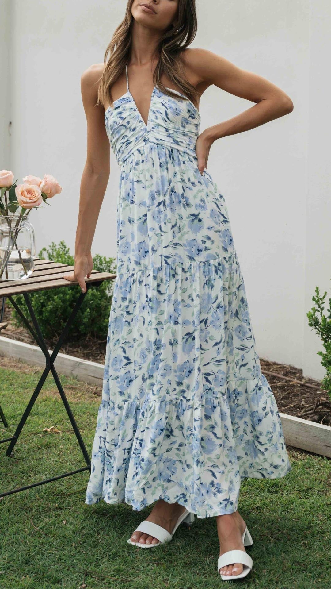 Halternek Jurk Bloemen Maxi Jurk Ruby in de kleur Blauw voor dames in stijl ideaal voor de lente.