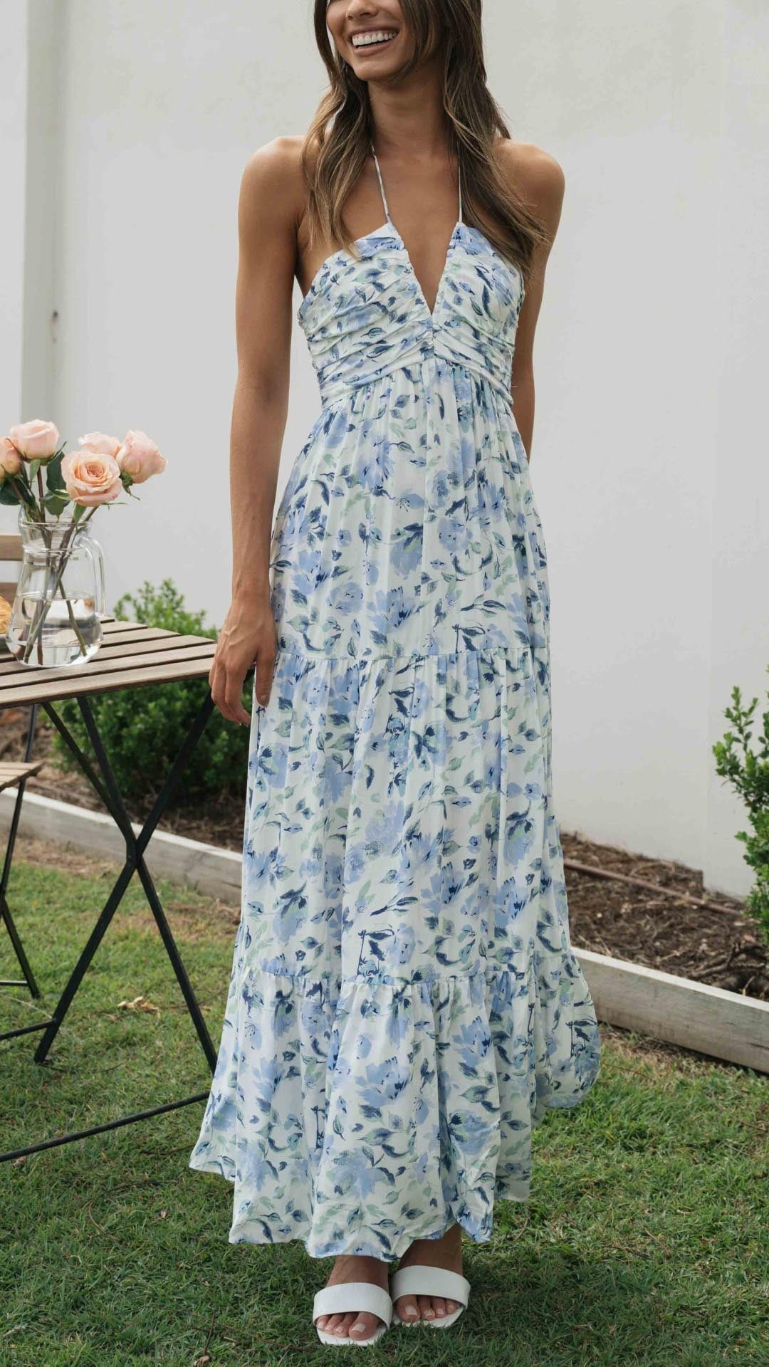 Halternek Jurk Bloemen Maxi Jurk Ruby in de kleur Blauw voor dames in stijl ideaal voor de lente.