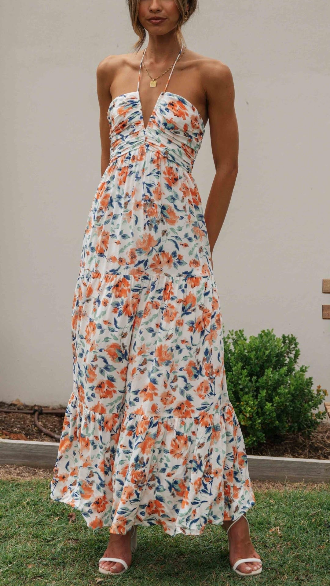 Halternek Jurk Bloemen Maxi Jurk Ruby in de kleur Blauw voor dames in stijl ideaal voor de lente.