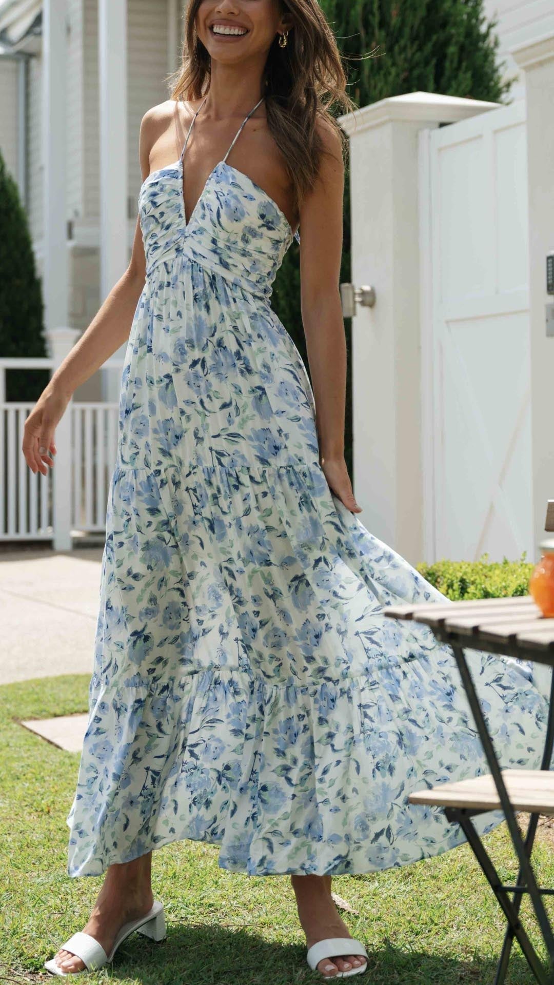 Halternek Jurk Bloemen Maxi Jurk Ruby in de kleur Blauw voor dames in stijl ideaal voor de lente.