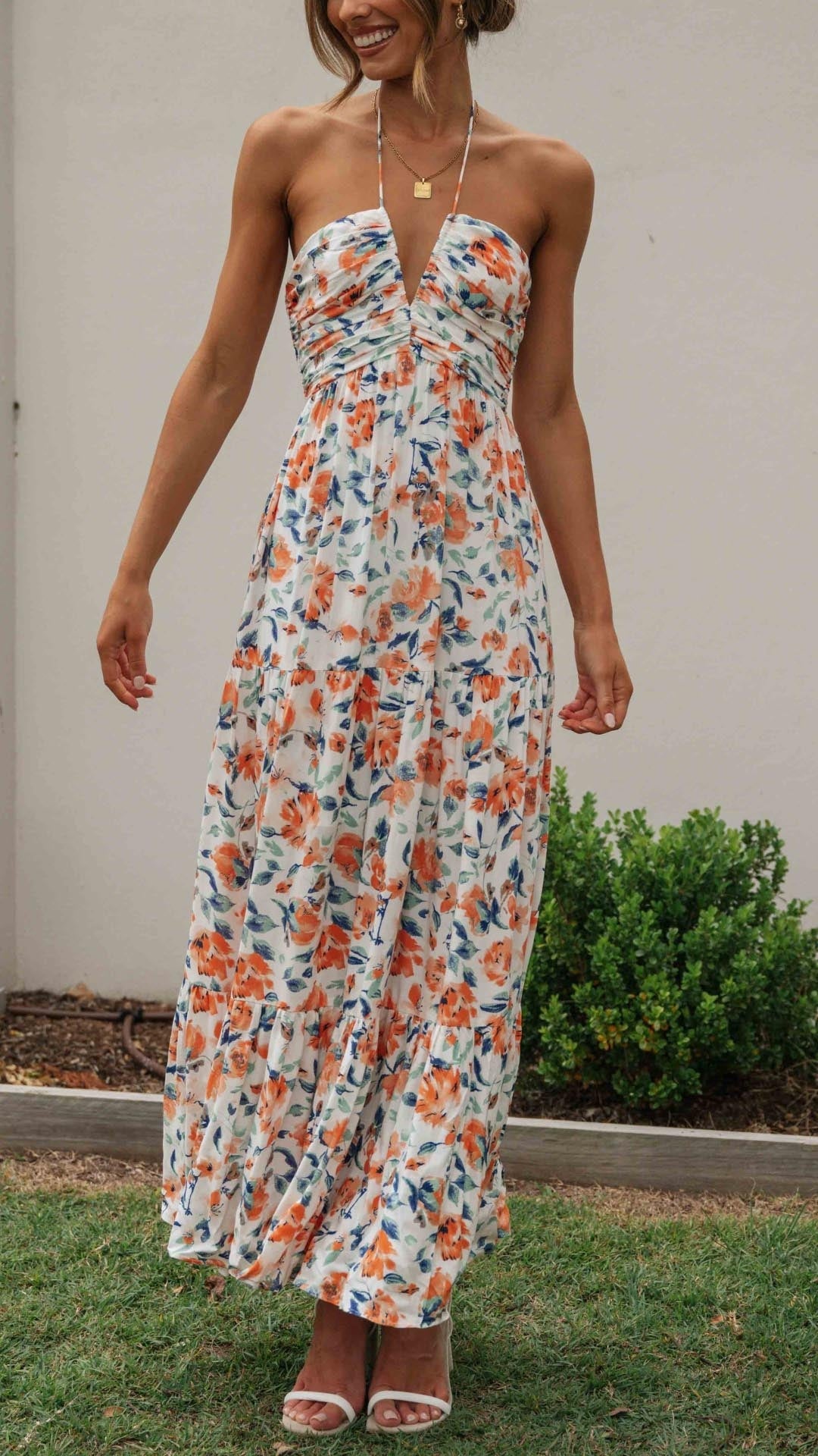 Halternek Jurk Bloemen Maxi Jurk Ruby in de kleur Oranje voor dames in stijl ideaal voor de lente.