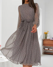 Isabelle | Elegante losse jurk met stippen in de kleur Koffie voor dames in stijl ideaal voor de herfst.