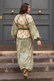 Jurk Isabella in de kleur Groen voor dames in stijl ideaal voor de lente.