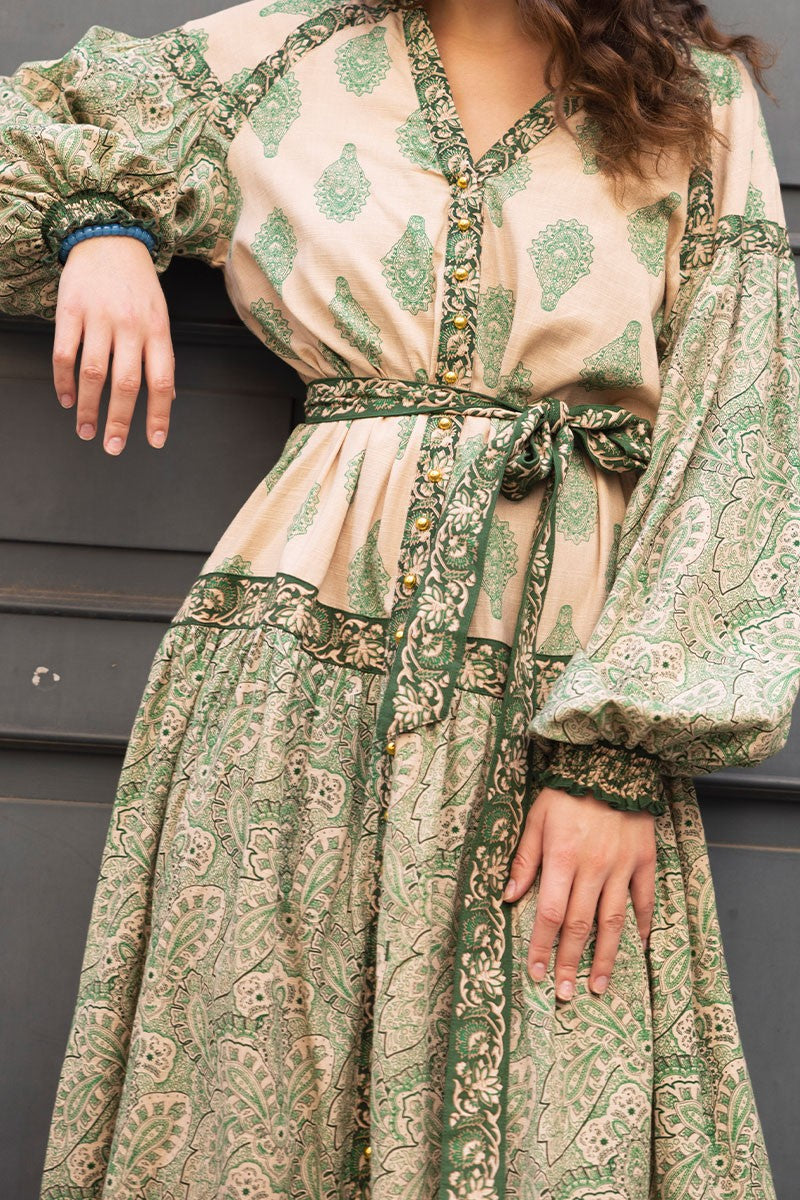 Jurk Isabella in de kleur Groen voor dames in stijl ideaal voor de lente.