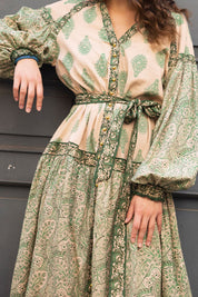 Jurk Isabella in de kleur Groen voor dames in stijl ideaal voor de lente.