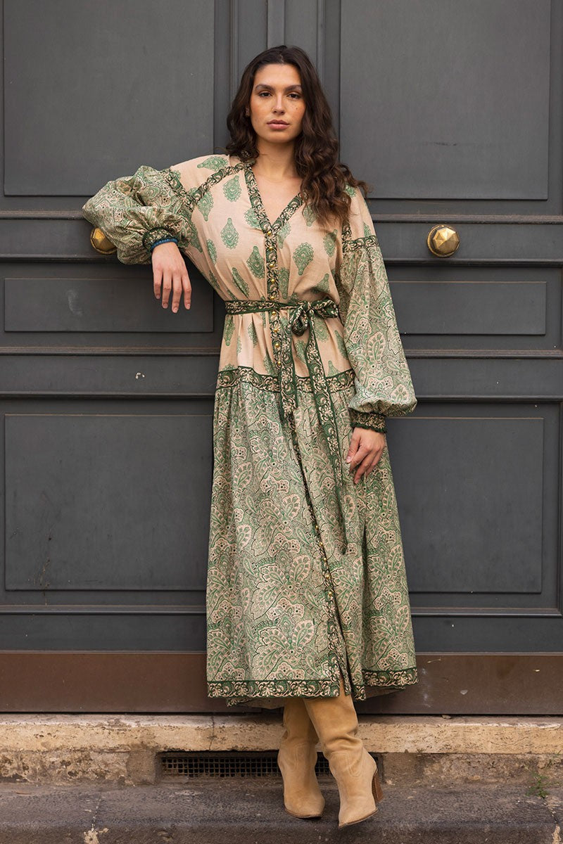 Jurk Isabella in de kleur Groen voor dames in stijl ideaal voor de lente.