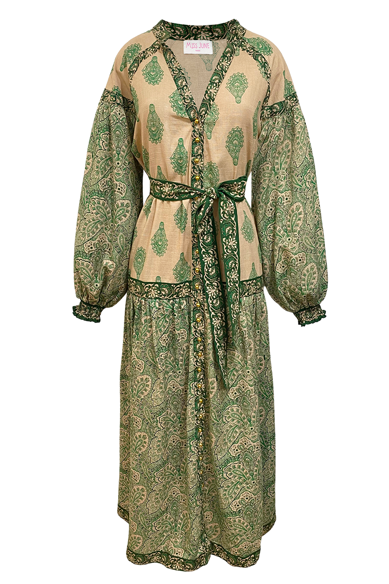 Jurk Isabella in de kleur Groen voor dames in stijl ideaal voor de lente.