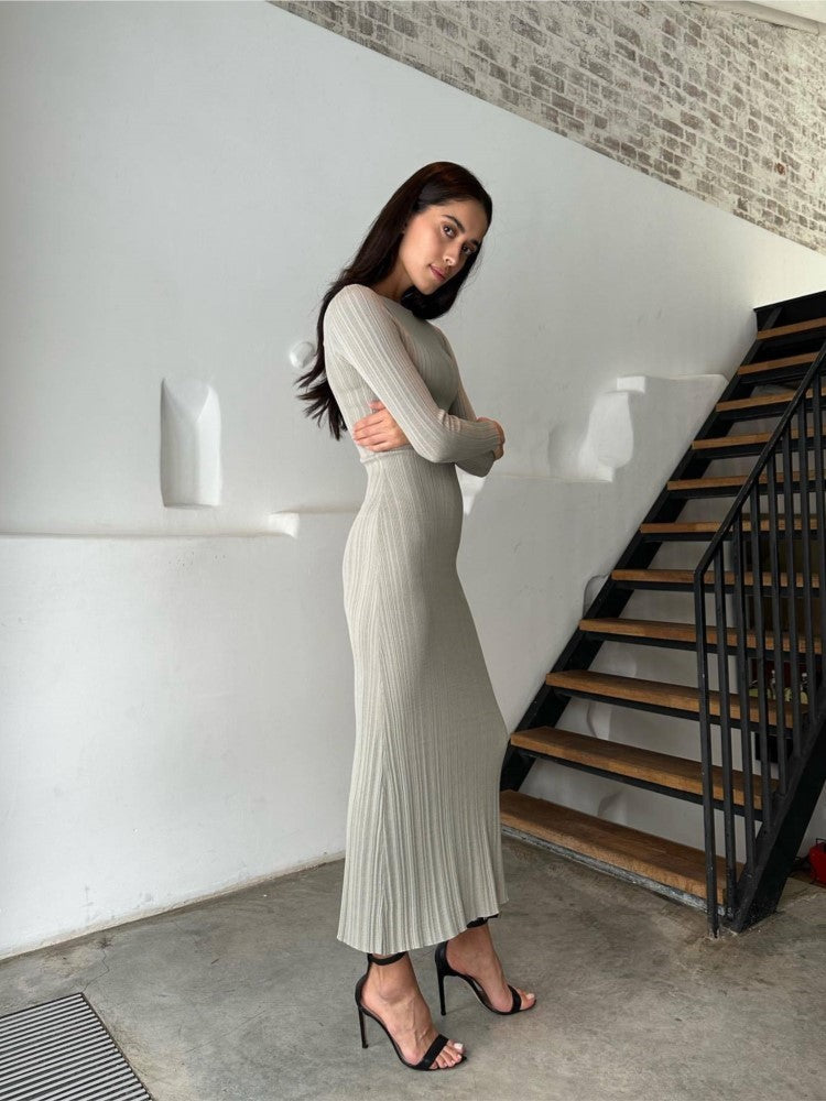 Jurk Kylie in de kleur Grijs voor dames in stijl ideaal voor de zomer.