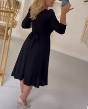 Jurk met een prachtige riem in de kleur Zwart voor dames in stijl ideaal voor de herfst.