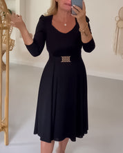 Jurk met een prachtige riem in de kleur Zwart voor dames in stijl ideaal voor de herfst.