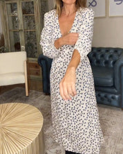 Jurk met print en V-hals in de kleur Grijs voor dames in stijl ideaal voor de herfst.