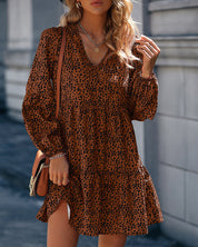 Jurk met stippen en V-hals in de kleur Bruin voor dames in stijl ideaal voor de herfst.