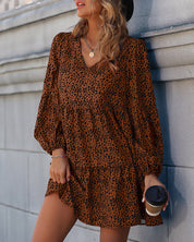 Jurk met stippen en V-hals in de kleur Bruin voor dames in stijl ideaal voor de herfst.