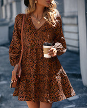 Jurk met stippen en V-hals in de kleur Bruin voor dames in stijl ideaal voor de herfst.