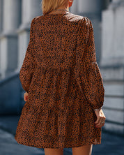 Jurk met stippen en V-hals in de kleur Bruin voor dames in stijl ideaal voor de herfst.