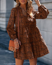 Jurk met stippen en V-hals in de kleur Bruin voor dames in stijl ideaal voor de herfst.