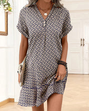 Kortarmige casual Jurk met V-hals in de kleur Bruin voor dames in stijl ideaal voor de lente.