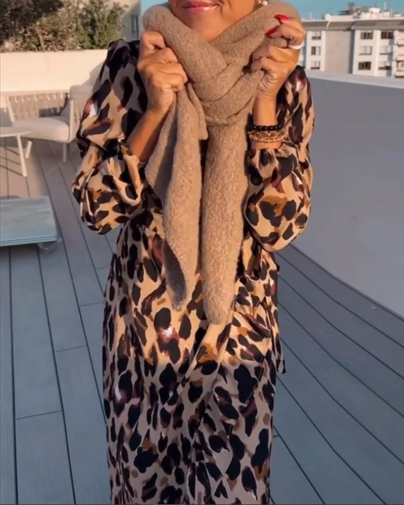 Leila | V-hals jurk met luipaardprint in de kleur Luipaard voor dames in stijl ideaal voor de lente.