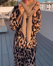 Leila | V-hals jurk met luipaardprint in de kleur Luipaard voor dames in stijl ideaal voor de lente.