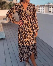 Leila | V-hals jurk met luipaardprint in de kleur Luipaard voor dames in stijl ideaal voor de lente.
