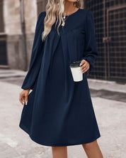 Losse jurk met lange mouwen in de kleur Marineblauw voor dames in stijl ideaal voor de herfst.