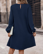 Losse jurk met lange mouwen in de kleur Marineblauw voor dames in stijl ideaal voor de herfst.