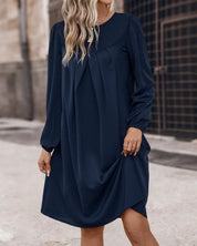 Losse jurk met lange mouwen in de kleur Marineblauw voor dames in stijl ideaal voor de herfst.