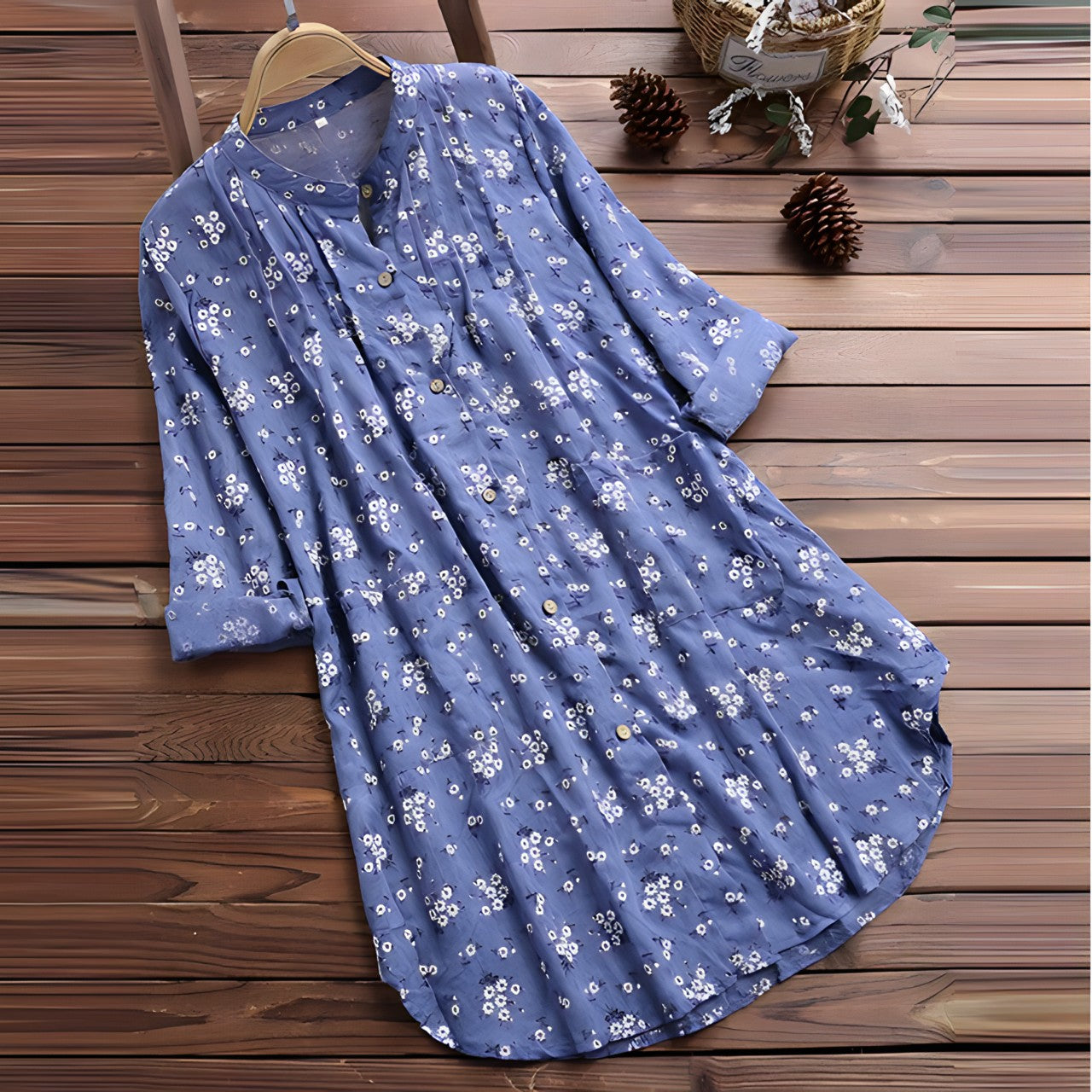 Losvallend gebloemd overhemd in de kleur Blauw voor dames in stijl ideaal voor de zomer.