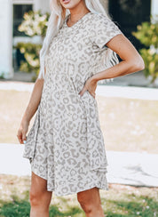 Loszittend Luipaard Print Jurkje in de kleur Luipaard voor dames in stijl ideaal voor de lente.