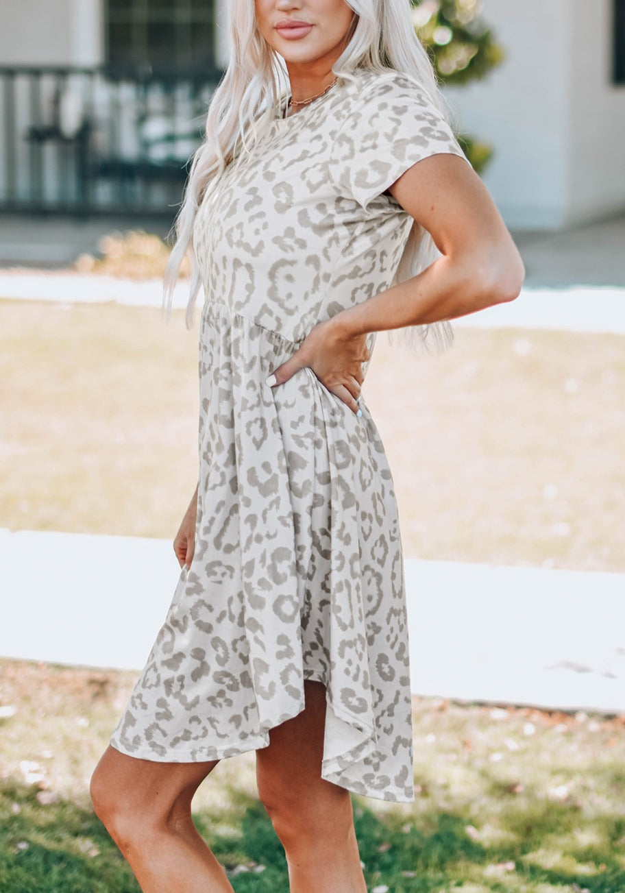 Loszittend Luipaard Print Jurkje in de kleur Luipaard voor dames in stijl ideaal voor de lente.