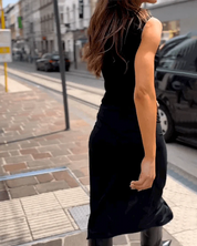 Mouwloze Jurk met Ronde Hals in de kleur Zwart voor dames in stijl ideaal voor de lente.