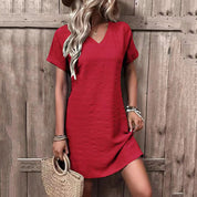 Nikki | Mini-jurk met Smalle V-hals in de kleur Rood voor dames in Party stijl ideaal voor de zomer.