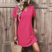 Nikki | Mini-jurk met Smalle V-hals in de kleur Roze voor dames in Party stijl ideaal voor de zomer.