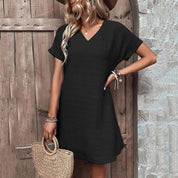 Nikki | Mini-jurk met Smalle V-hals in de kleur Zwart voor dames in Party stijl ideaal voor de zomer.