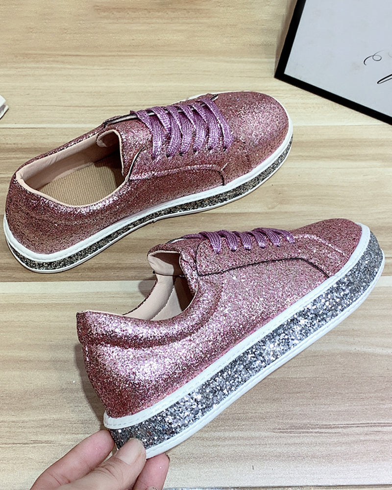 Plateausneakers met glitters in grote maten voor vrouwen in de kleur Zilver voor dames in Party stijl geschikt voor alle seizoenen.