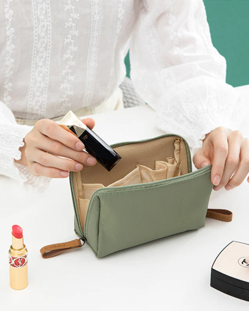 Reis make-uptasje voor vrouwen in de kleur Groen voor dames in stijl ideaal voor de zomer.