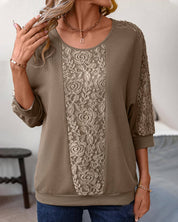 Relaxte top met kanten patchwork in de kleur Bruin voor dames in Lounge stijl ideaal voor de herfst.
