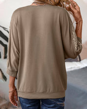Relaxte top met kanten patchwork in de kleur Bruin voor dames in Lounge stijl ideaal voor de herfst.