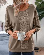 Relaxte top met kanten patchwork in de kleur Bruin voor dames in Lounge stijl ideaal voor de herfst.