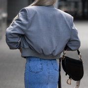 Romy | Short Bomberjack met knopen in de kleur Zwart voor dames in Streetwear stijl ideaal voor de herfst.