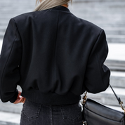 Romy | Short Bomberjack met knopen in de kleur Zwart voor dames in Streetwear stijl ideaal voor de herfst.