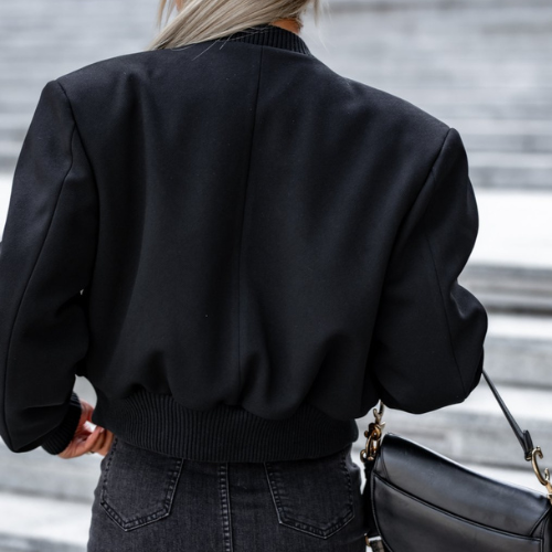 Romy | Short Bomberjack met knopen in de kleur Zwart voor dames in Streetwear stijl ideaal voor de herfst.