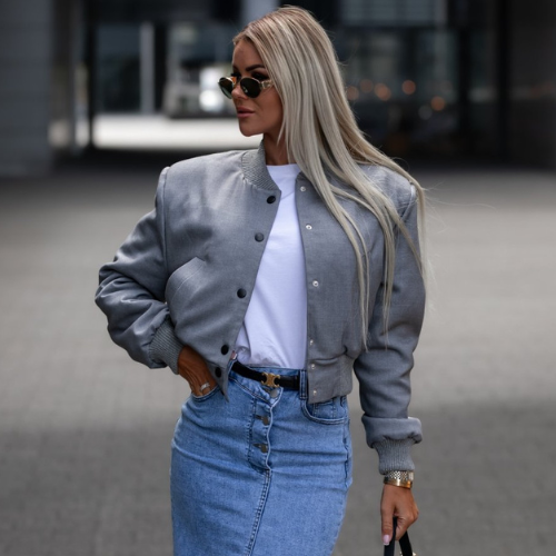 Romy | Short Bomberjack met knopen in de kleur Zwart voor dames in Streetwear stijl ideaal voor de herfst.